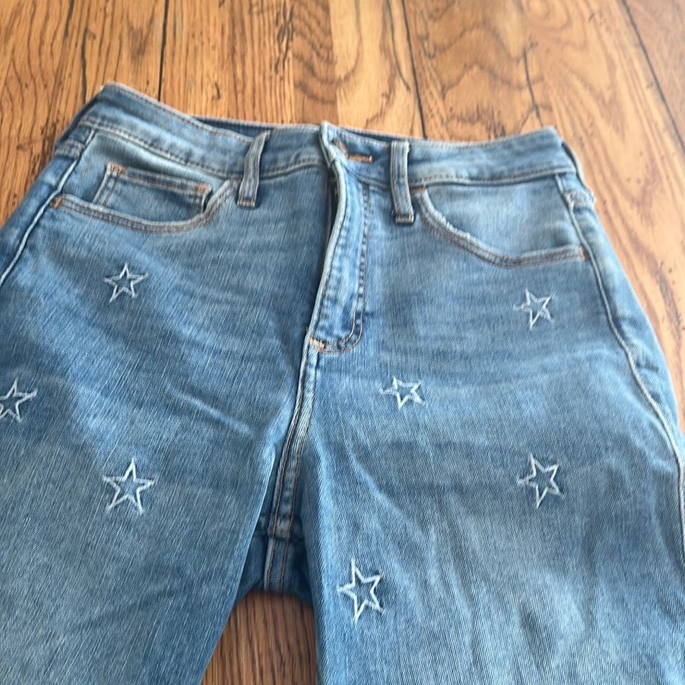 Hollister jeans with embroidered stars. Size 3R w26 L 26 in good condition.